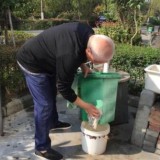 浙江“怪人”愛(ài)給垃圾桶洗澡為垃圾分類更添力