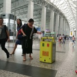 廣州白云機(jī)場(chǎng)的移動(dòng)感應(yīng)式垃圾桶機(jī)器人