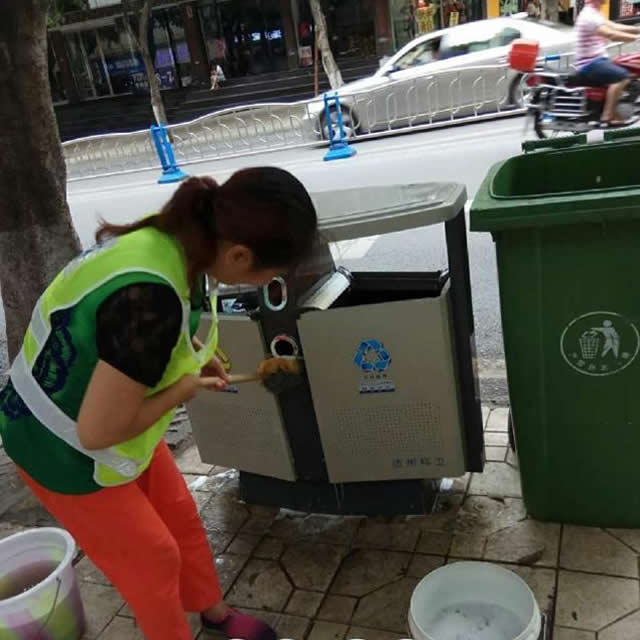 江蘇南通環衛工人為垃圾桶“洗澡”